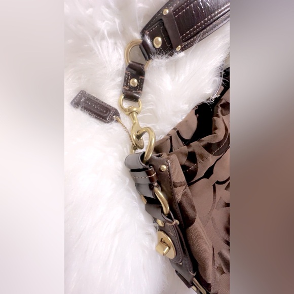 Coach Carly Signature Hobo Shoulder bag 12” X 9” approxi.. Excellent Condition - Picture 12 of 14